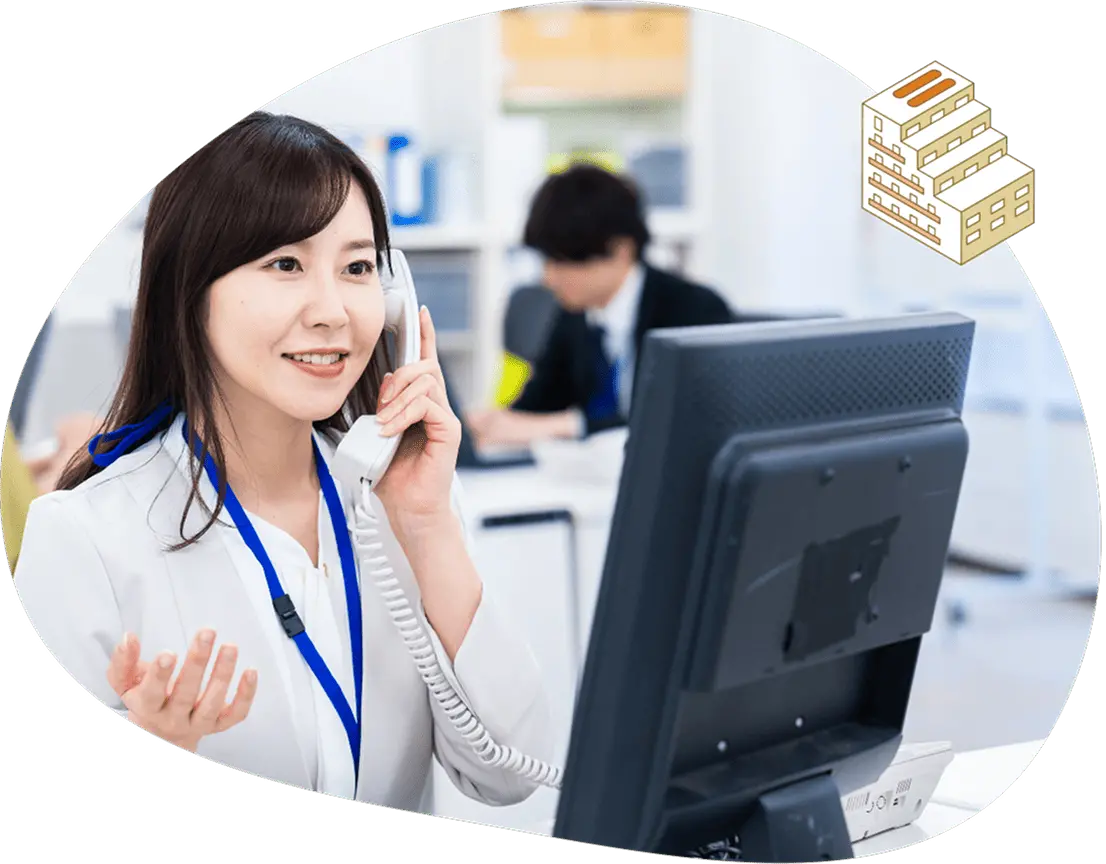 女性スタッフが電話で顧客対応をしているシーンで、笑顔で応対している姿が強調されている。