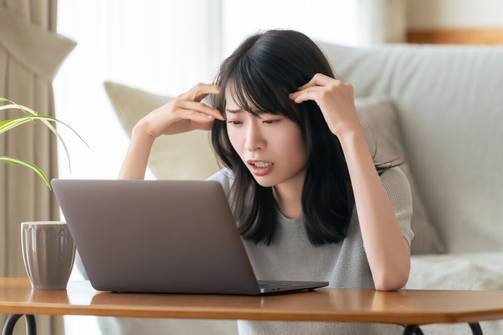 悩んでいる女性