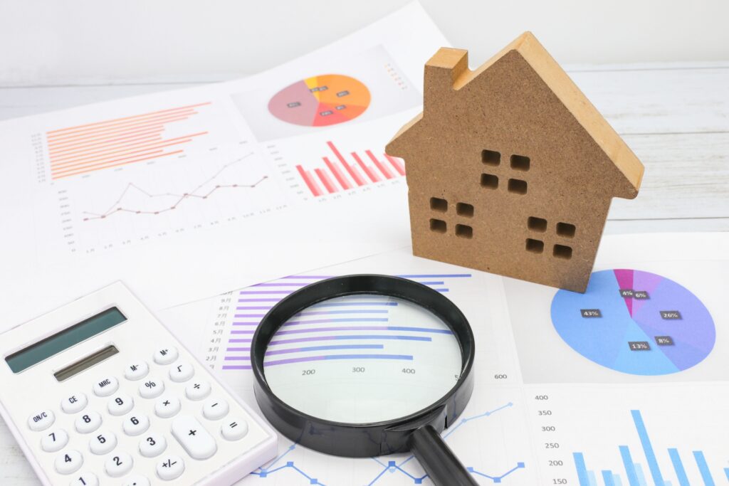 家の模型と虫眼鏡