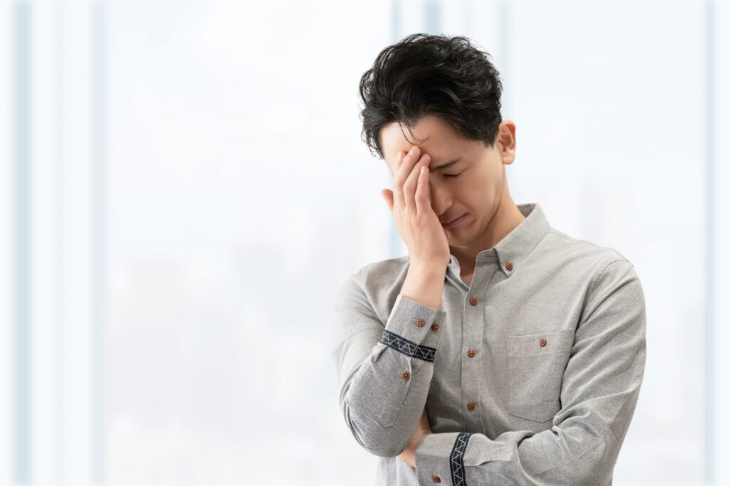 失敗して頭を抱えている男性